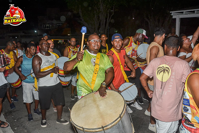 Bloco em apresentação de rua com bateria